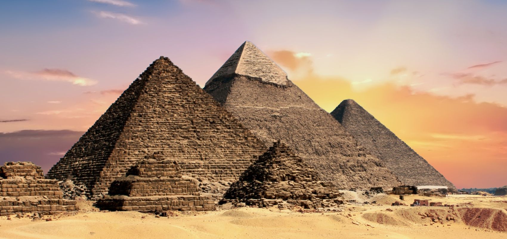 3 große und zwei kleine Pyramiden in der Wüste